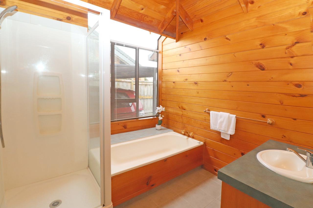 Quiet Family Home In Chedworth Hamilton Room photo