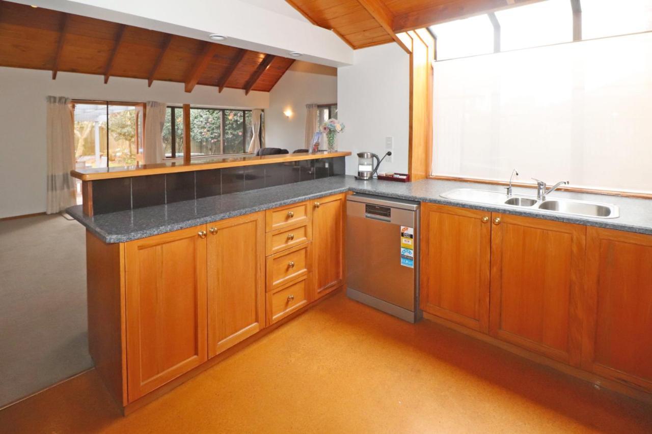 Quiet Family Home In Chedworth Hamilton Room photo